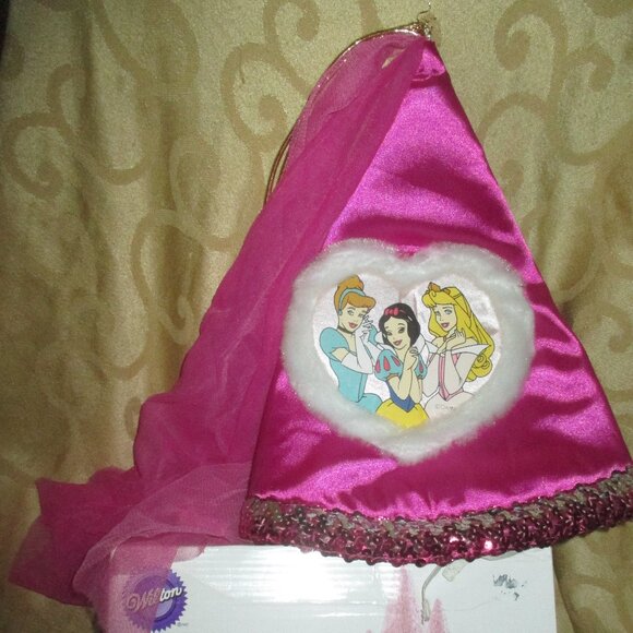 WILTON CASTLE CAKE TOPPER 32 PIECE SET BRAND NEW OPEN BOX & BONUS PRINCESS HAT - Picture 2 of 3